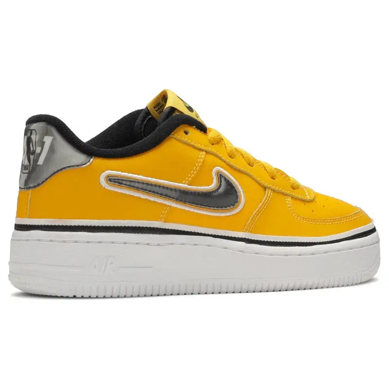 NBA x Nike Air Force 1 Low LV8 GS University Gold Sneakers da Bambino Bianco-Nero BV1248-700 40 miniatura 4