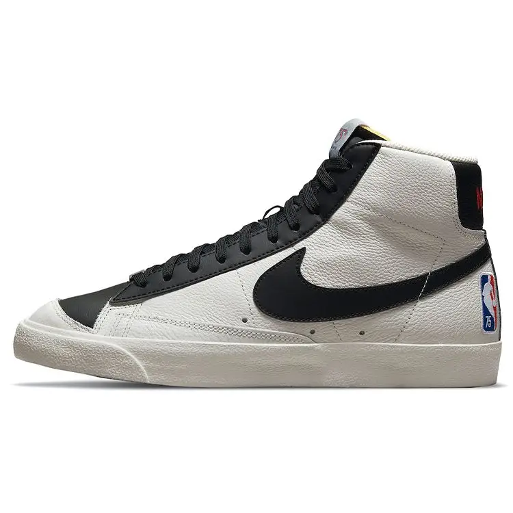 NBA x Nike Blazer Mid 77 EMB 75° Anniversario - Trail Blazers Sneakers da Uomo Bianco Vela Rosso Cile DD8025-101 40 5