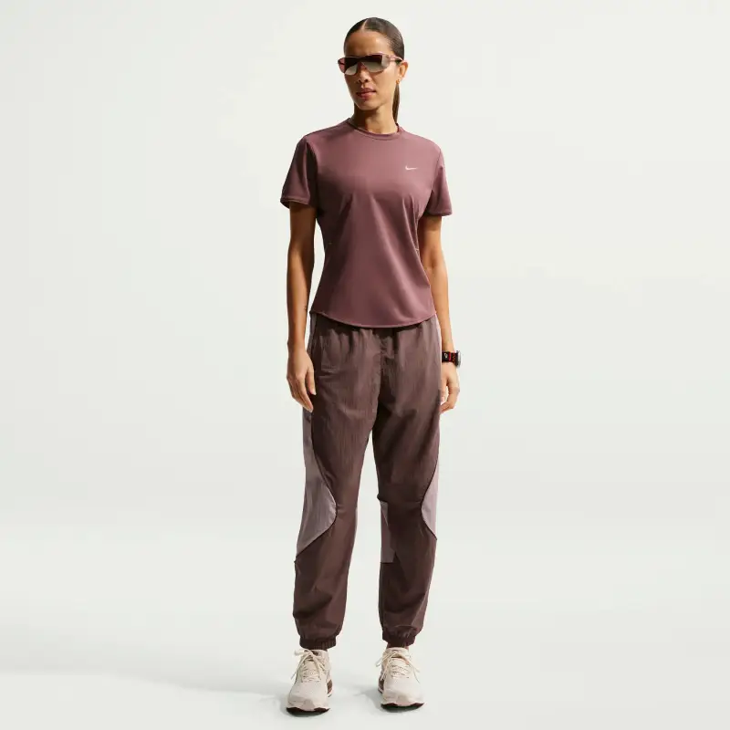 Pantaloni impermeabili da donna Nike Swift Noir