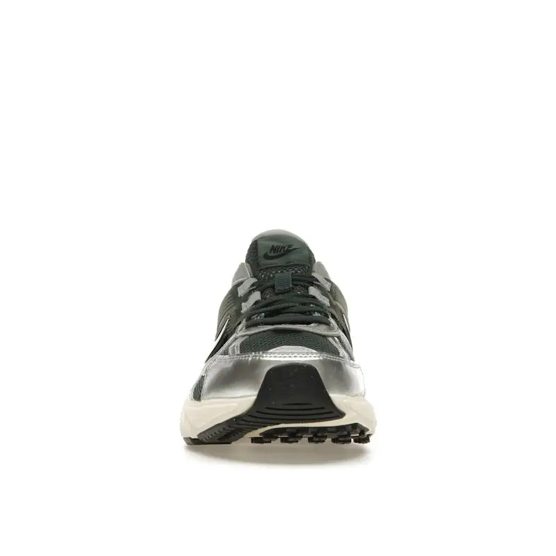 Sneaker da uomo Nike V2K Run Verde Vintage Mineral-Abete Rosso Grigio Lupo HJ4497-300 42 5 miniatura 2