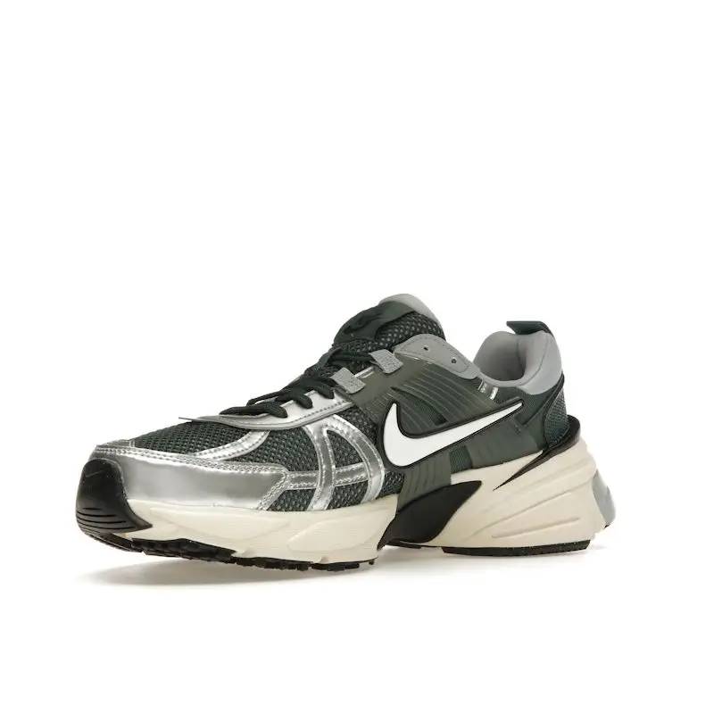 Sneaker da uomo Nike V2K Run Verde Vintage Mineral-Abete Rosso Grigio Lupo HJ4497-300 42 5 miniatura 3