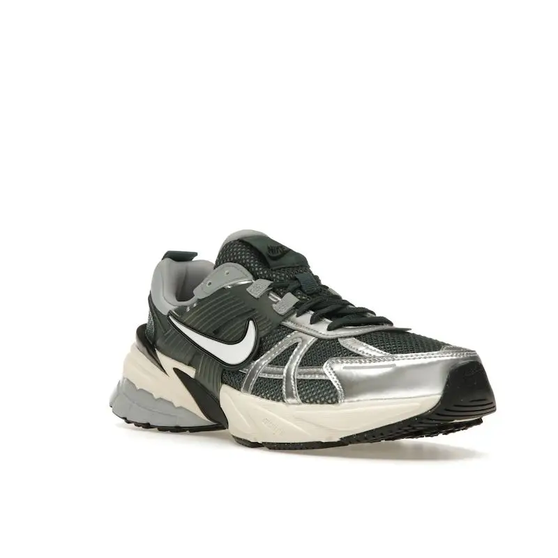 Sneaker da uomo Nike V2K Run Verde Vintage Mineral-Abete Rosso Grigio Lupo HJ4497-300 42 5 miniatura 4