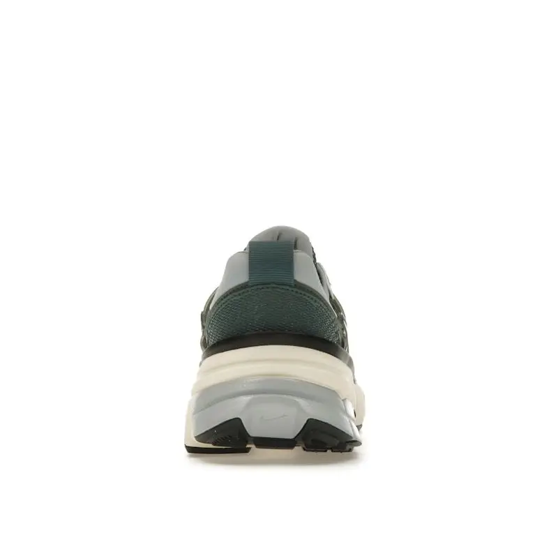 Sneaker da uomo Nike V2K Run Verde Vintage Mineral-Abete Rosso Grigio Lupo HJ4497-300 42 5 miniatura 5