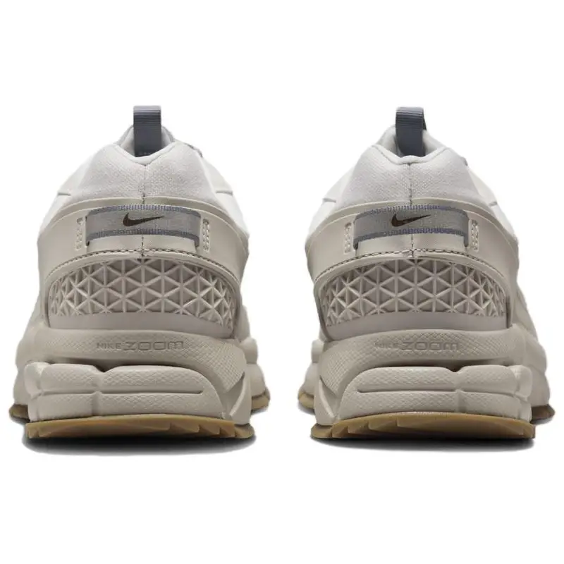 Sneakers casual Nike Zoom Vomero Roam Grigio College Bianco Gomma HV4294-009 44 ecrù Ecrù miniatura 5