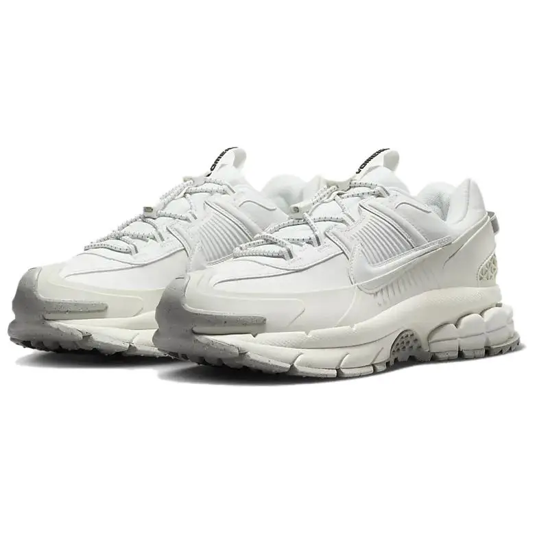 Sneakers da Donna Nike Zoom Vomero Roam Bianco Summit Osso Chiaro Minerale di Ferro Chiaro HV6410-100 36 5 miniatura 3
