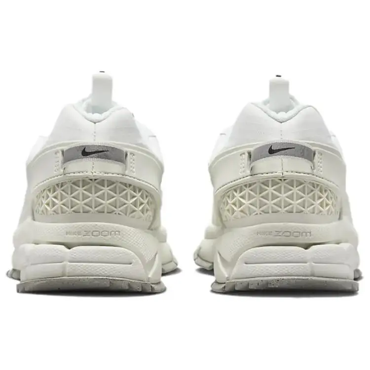 Sneakers da Donna Nike Zoom Vomero Roam Bianco Summit Osso Chiaro Minerale di Ferro Chiaro HV6410-100 42 miniatura 4