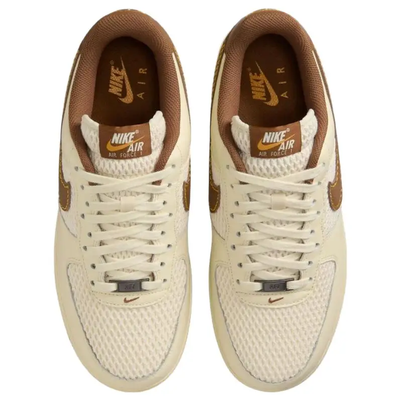 Sneakers da uomo Nike Air Force 1 07 LV8 Latte di cocco Marrone chiaro britannico Crema Canyon-Oro IB7719-113 44 miniatura 4