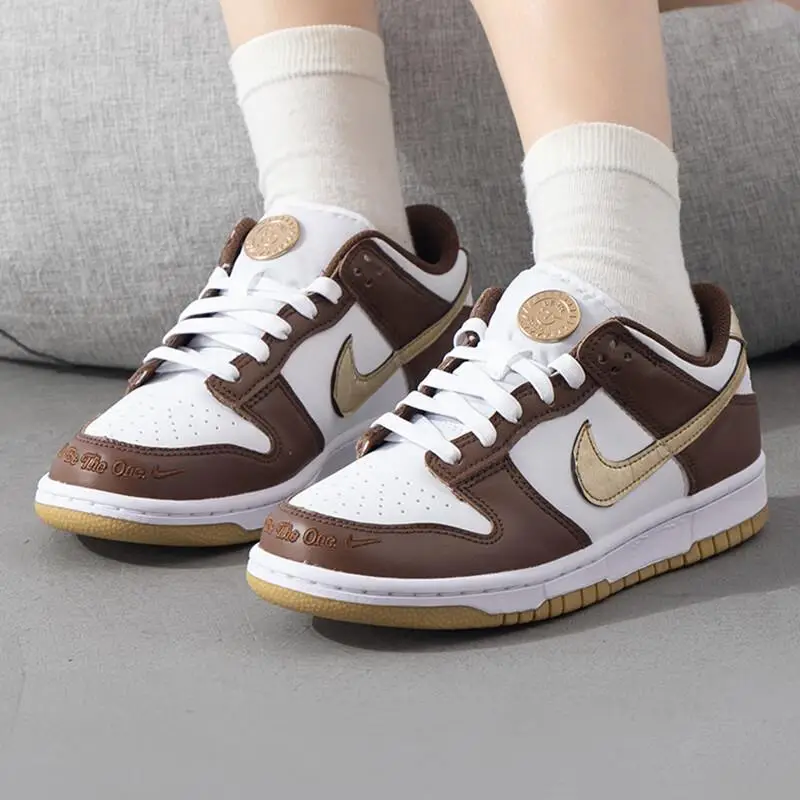 Sneakers Nike Dunk Low GS Cacao Wow Oro Metallizzato Bambini Marrone Bianco HM3725-171 miniatura 3