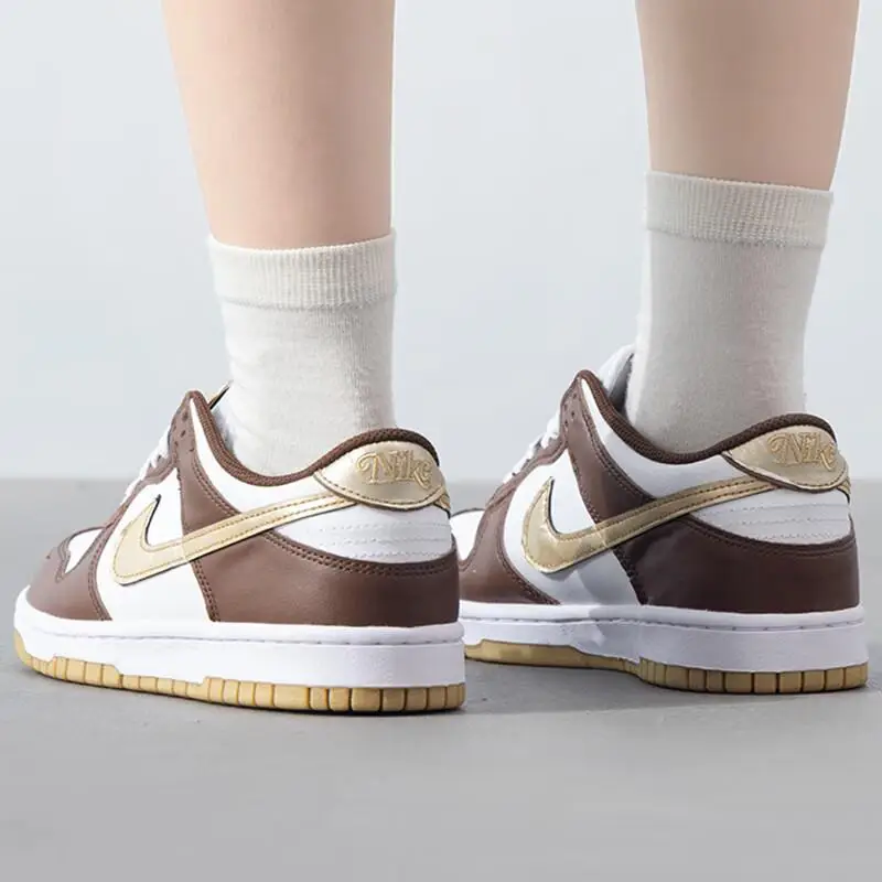 Sneakers Nike Dunk Low GS Cacao Wow Oro Metallizzato Bambini Marrone Bianco HM3725-171 miniatura 5