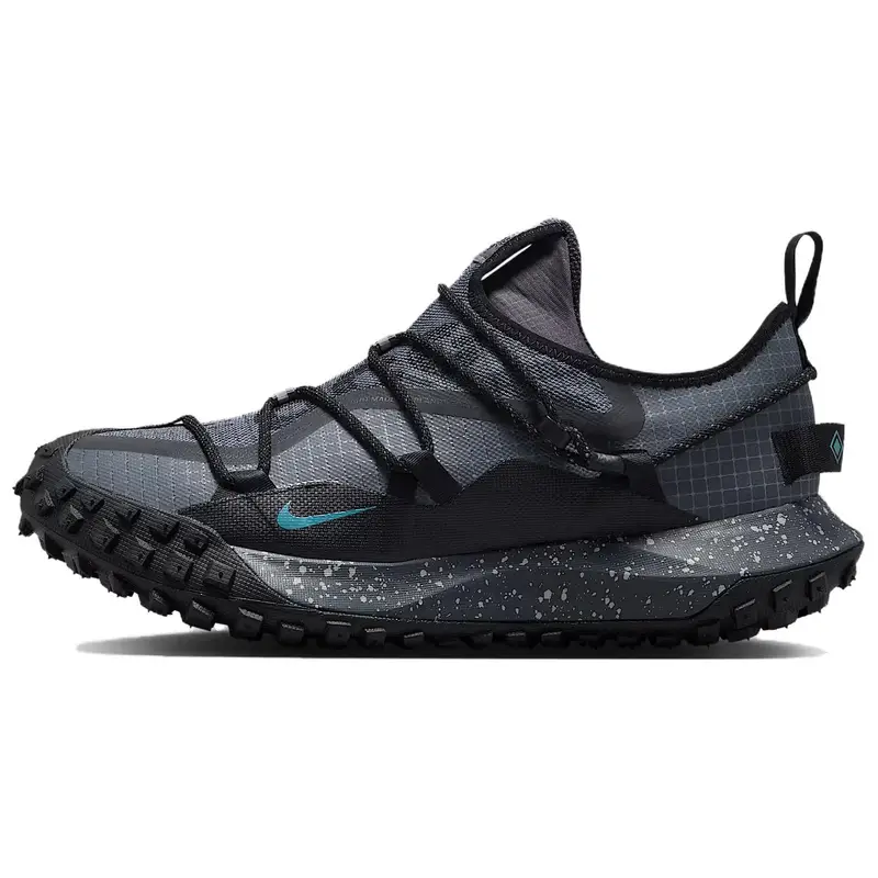Sneakers Unisex Nike ACG Mountain Fly Low GORE-TEX Nero Grigio Scuro Blu Fumo Grigio Lupo Rosso Piccante IB7328-002 42