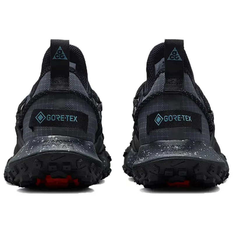 Sneakers Unisex Nike ACG Mountain Fly Low GORE-TEX Nero Grigio Scuro Blu Fumo Grigio Lupo Rosso Piccante IB7328-002 46 miniatura 5