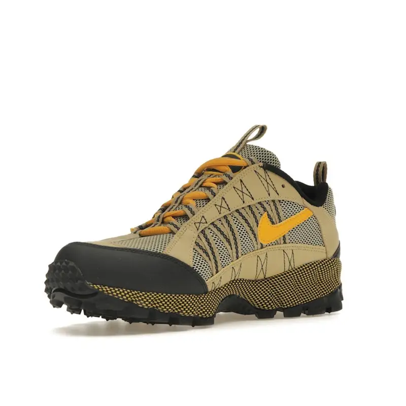 Sneakers Unisex Nike Air Humara QS Erba di Grano Marrone Giallo-Ocra Nero FJ7098-700 43 miniatura 3