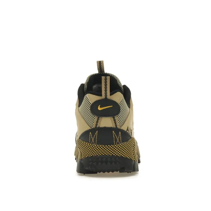 Sneakers Unisex Nike Air Humara QS Erba di Grano Marrone Giallo-Ocra Nero FJ7098-700 43 miniatura 4