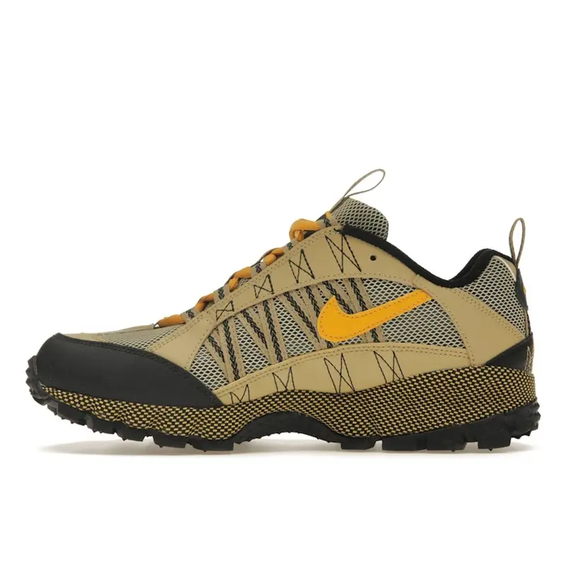 Sneakers Unisex Nike Air Humara QS Erba di Grano Marrone Giallo-Ocra Nero FJ7098-700 44 5 miniatura 2