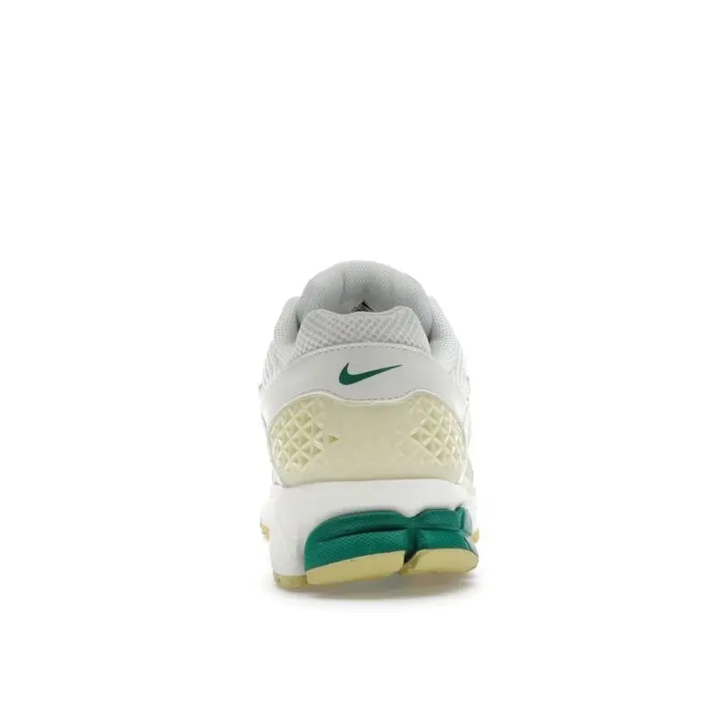 Sneakers Unisex Nike Air Zoom Vomero 5 Collezione The Masters Back 9 Crema Vela Bianco FN8361-100 40 miniatura 3