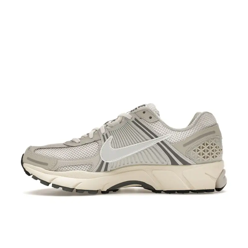 Sneakers Unisex Nike Air Zoom Vomero 5 Tinta Platino Bianco Cashmere Grigio Ferro HF0731-007 45 5 miniatura 3