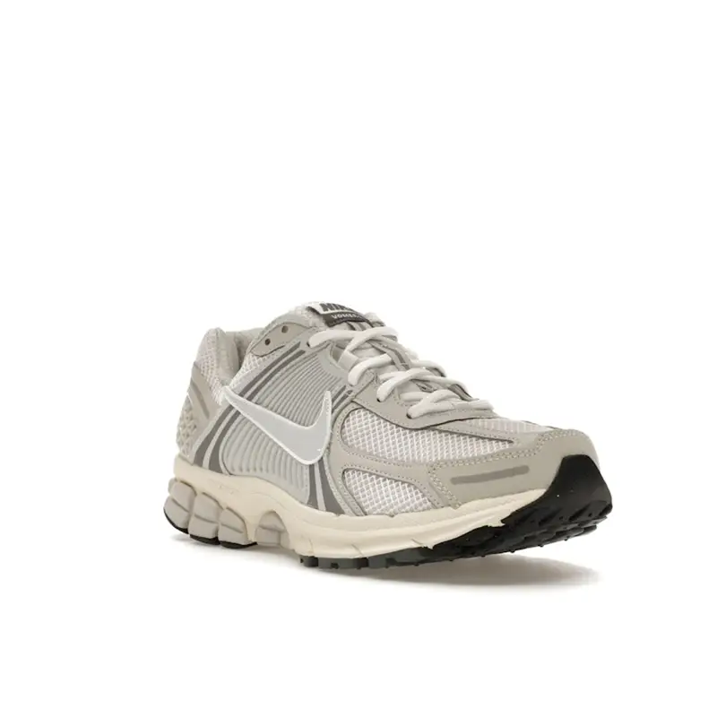 Sneakers Unisex Nike Air Zoom Vomero 5 Tinta Platino Bianco Cashmere Grigio Ferro HF0731-007 45 5 miniatura 4