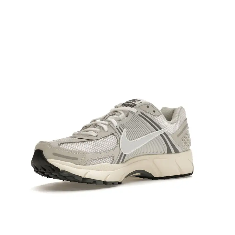 Sneakers Unisex Nike Air Zoom Vomero 5 Tinta Platino Bianco Cashmere Grigio Ferro HF0731-007 45 5 miniatura 5
