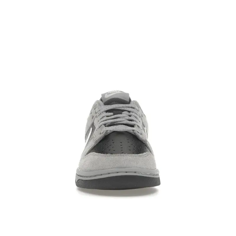 Sneakers Unisex Nike Dunk Low Grigio Fumo Chiaro Antracite Bianco Summit Argento Riflettente HV2532-001 41 miniatura 3