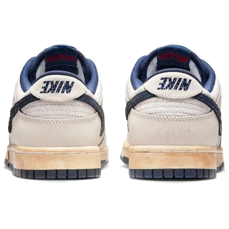 Stranger Things x Nike Dunk Low Phantom Sneakers Unisex Grigio Blu Notte Grigio College IH6766-001 41 miniatura 4