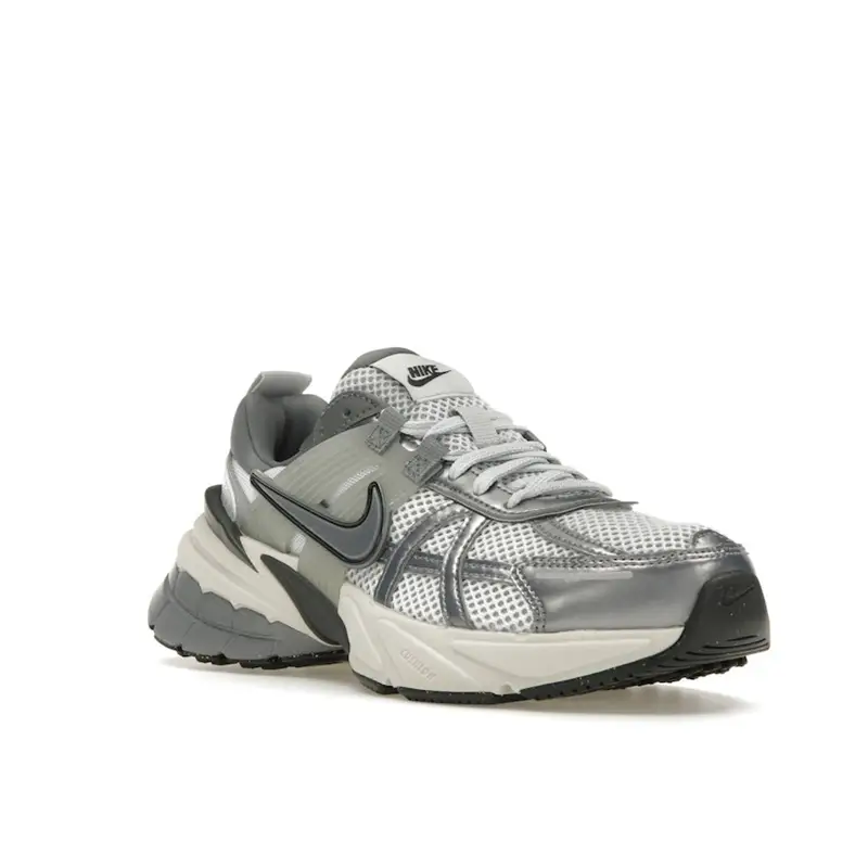 V2K Run Platino Puro Grigio Lupo Sneakers da Donna Grigio Freddo Metallizzato-Grigio Freddo FD0736-003 38 5 miniatura 2