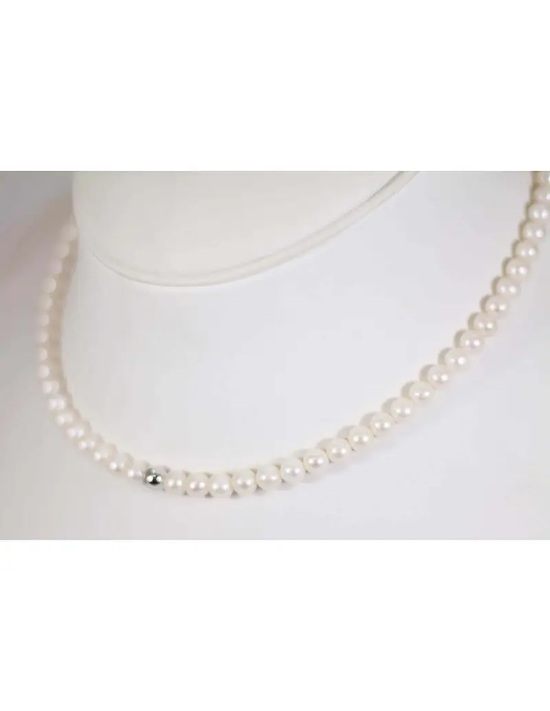 Collana in oro bianco 18Kt con perle naturali e sfera in oro bianco 18Kt B-197BL