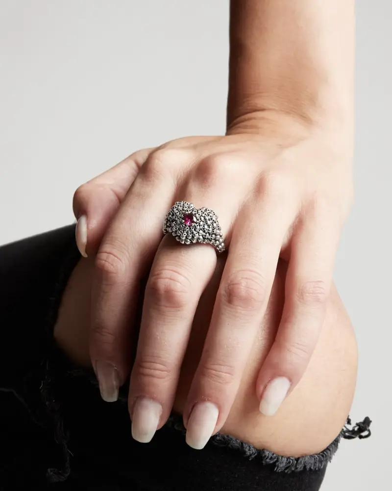 Anello Chevalier Heartbraker Con Teschi Brunito Lucido miniatura 2