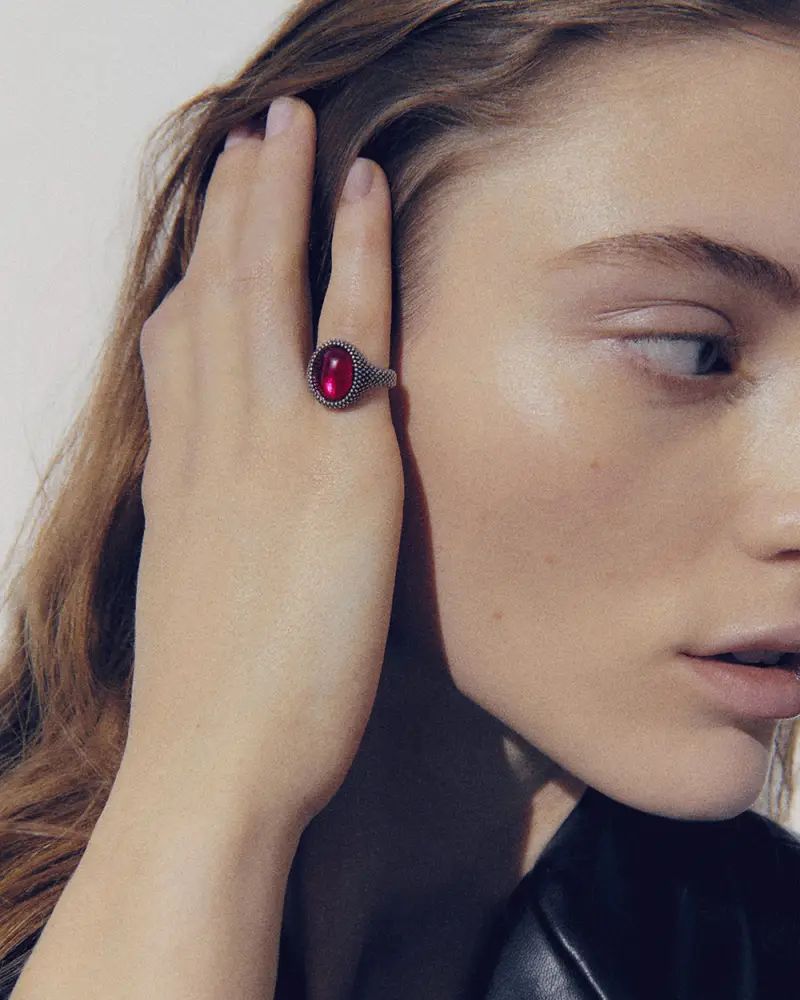 Anello Chevalier Ovale Puntinato Con Pietra Rossa Brunito Lucido miniatura 2