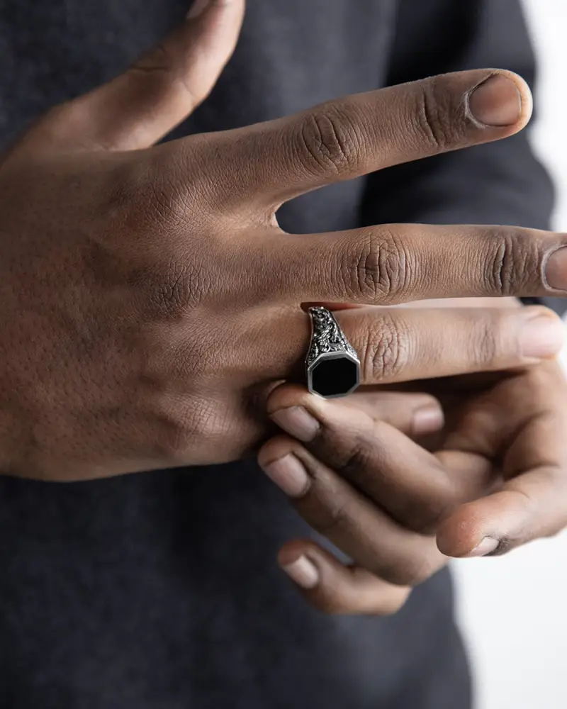 Anello Chevalier Romeo In Argento Con Pietra Nera Brunito Lucido miniatura 2
