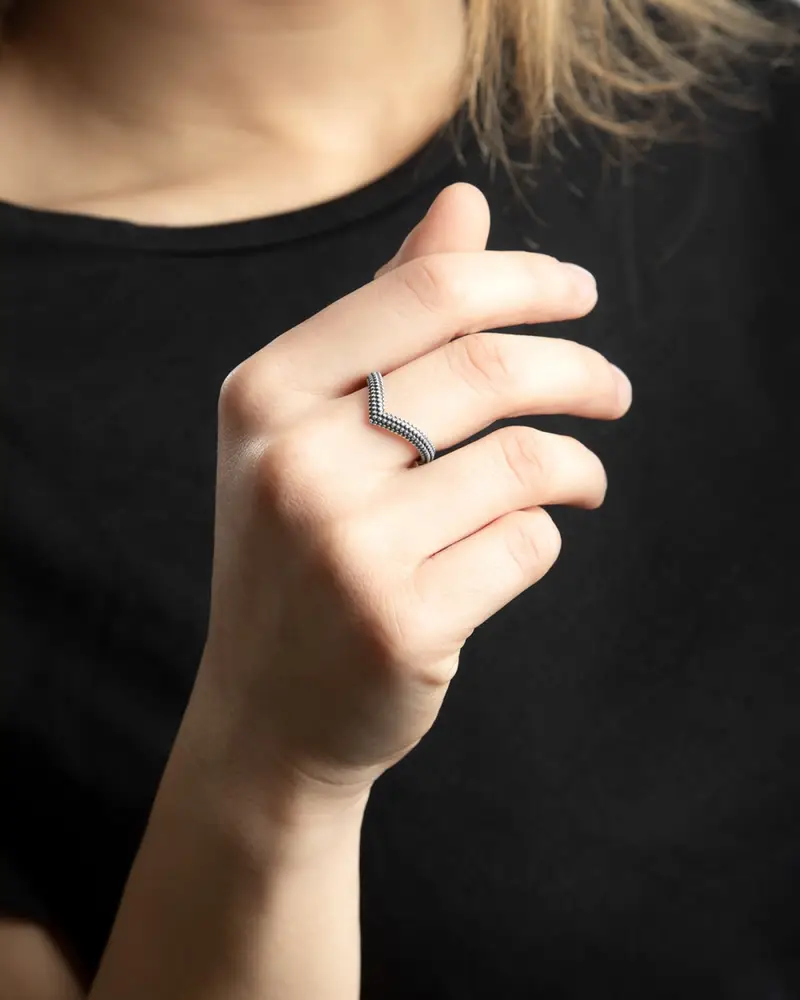 Anello Chevron Puntinato In Argento Brunito Lucido miniatura 2