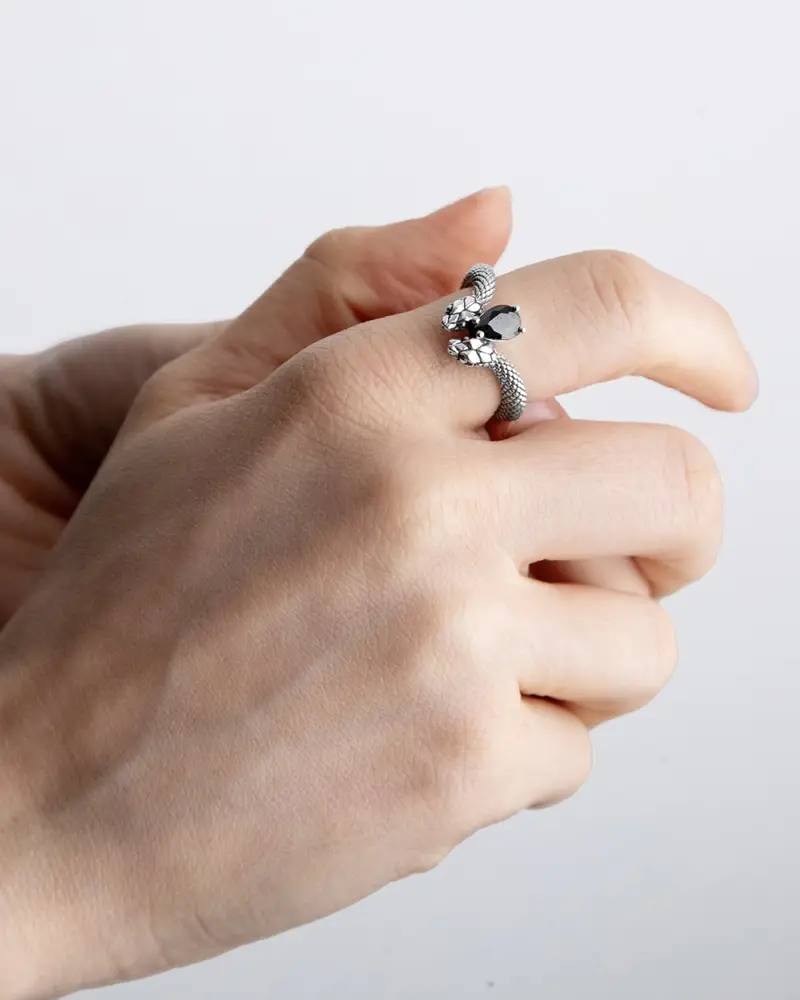 Anello Chevron Serpente Poison Drop Con Pietra Nera Brunito Lucido miniatura 2