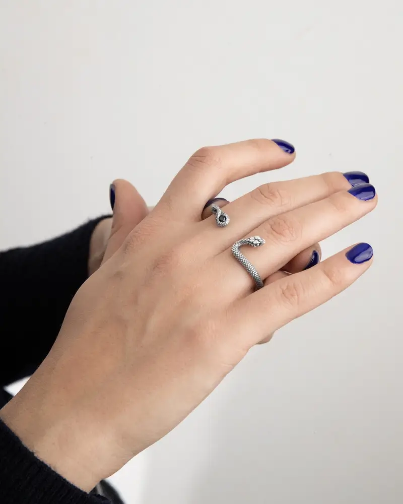 Anello Due Dita Serpente Snake Twins In Argento Con Pietra Nera Brunito Lucido miniatura 2