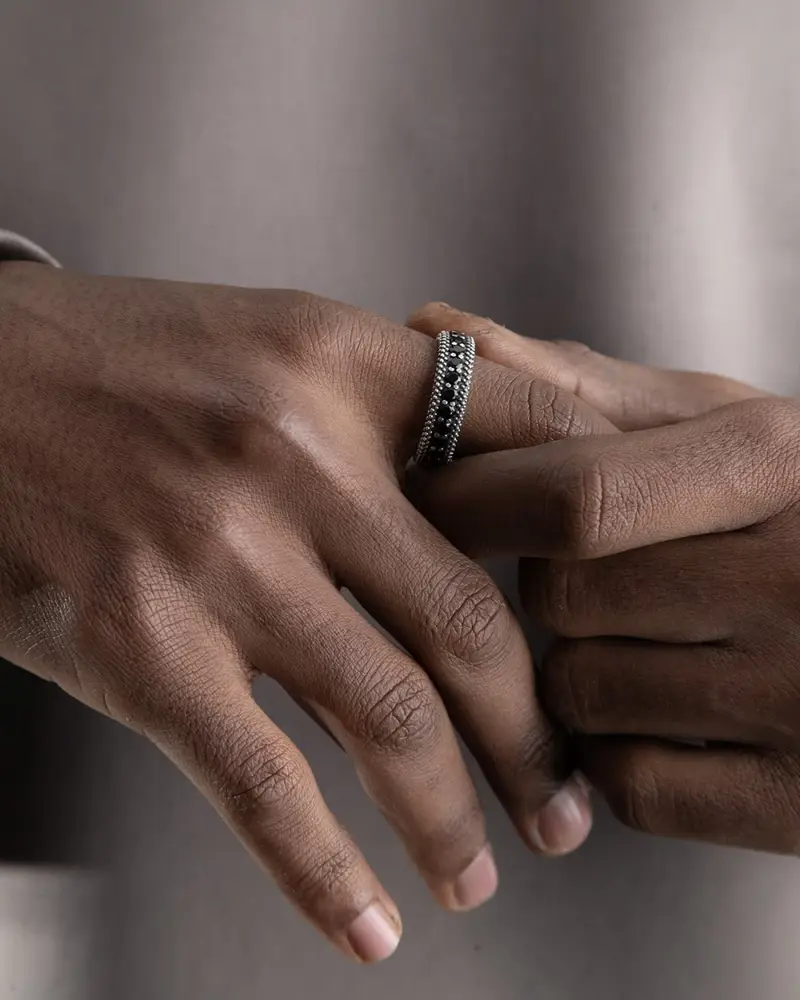 Anello Fascia Puntinata In Argento Bold Black Wind Con Brillanti Neri Brunito Lucido miniatura 2