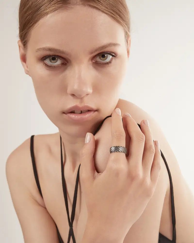 Anello Fascia Squamata In Argento Brunito Lucido miniatura 2