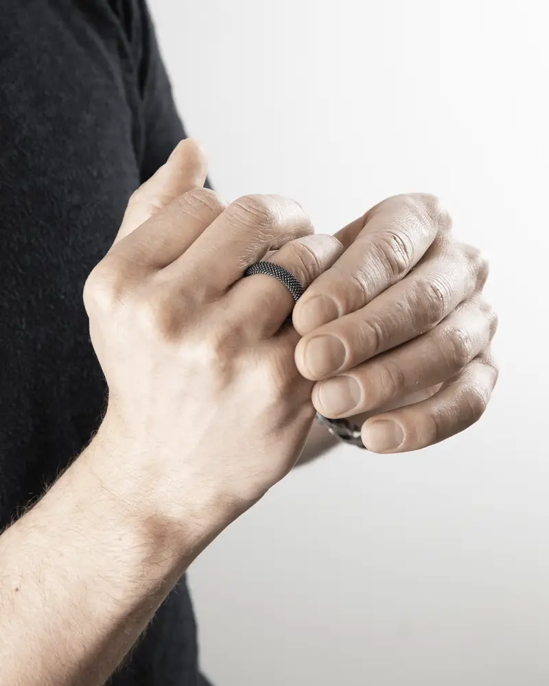 Anello Fede Puntinata Total Black miniatura 2