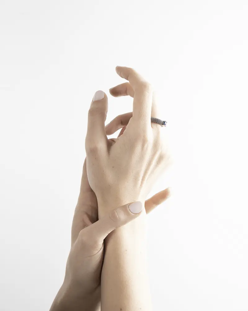 Anello Fede Solitario Puntinata Con Brillante Blu Brunito Lucido miniatura 2