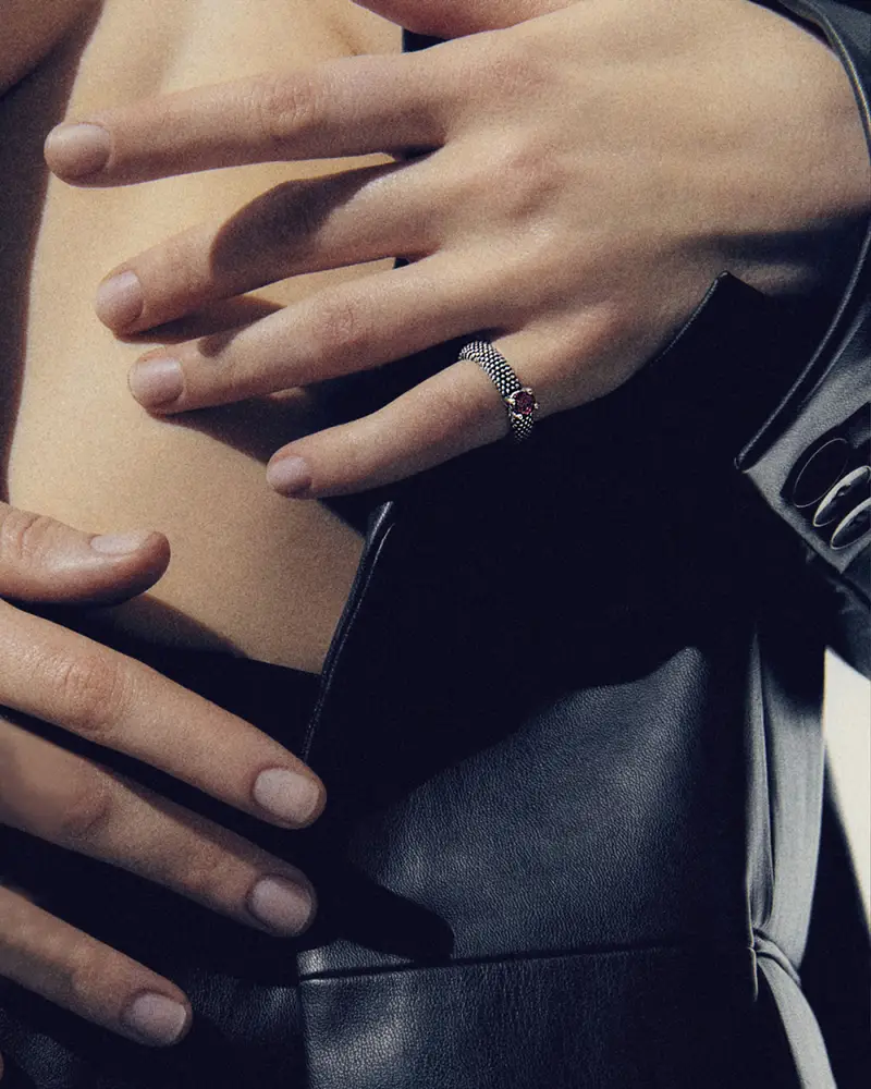 Anello Fede Solitario Puntinata Con Brillante Rosso Brunito Lucido miniatura 2