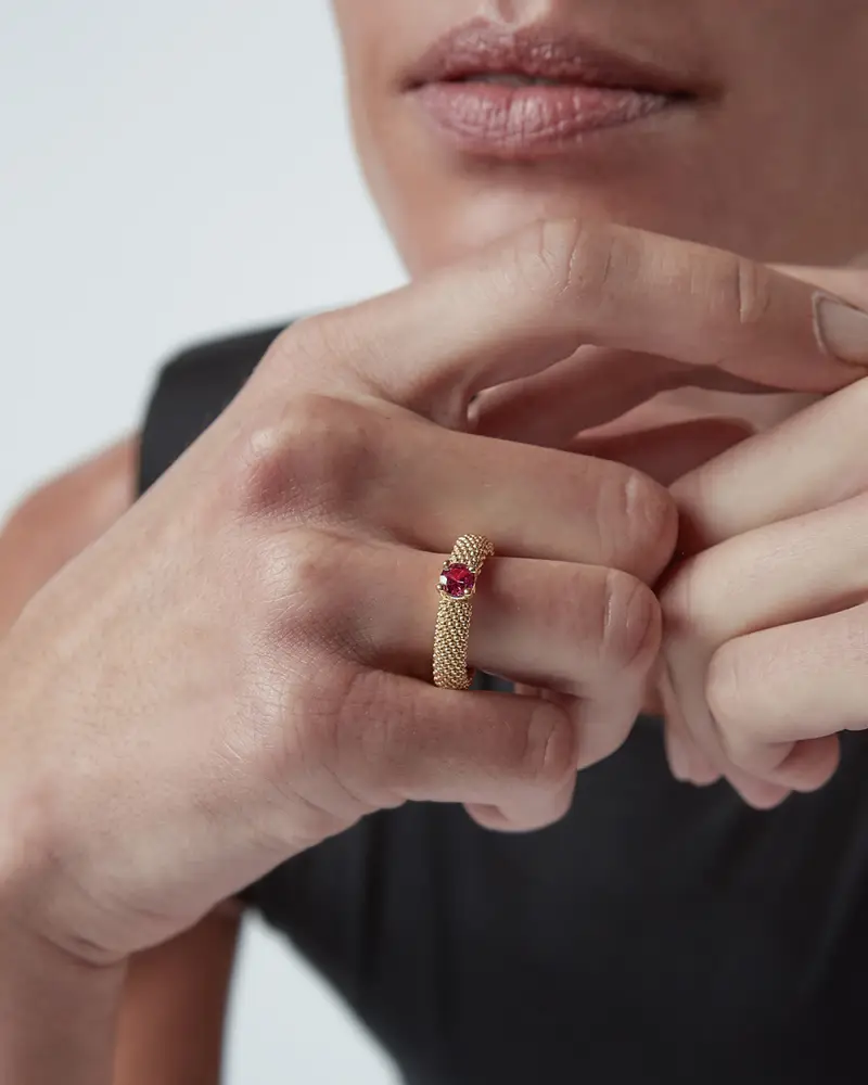 Anello Fede Solitario Puntinato Placcato Oro Con Brillante Rosso Lucido miniatura 2