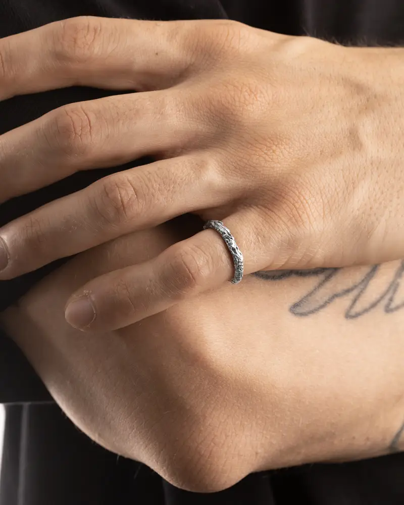 Anello Fedina Sottile Materic In Argento Brunito Lucido miniatura 2