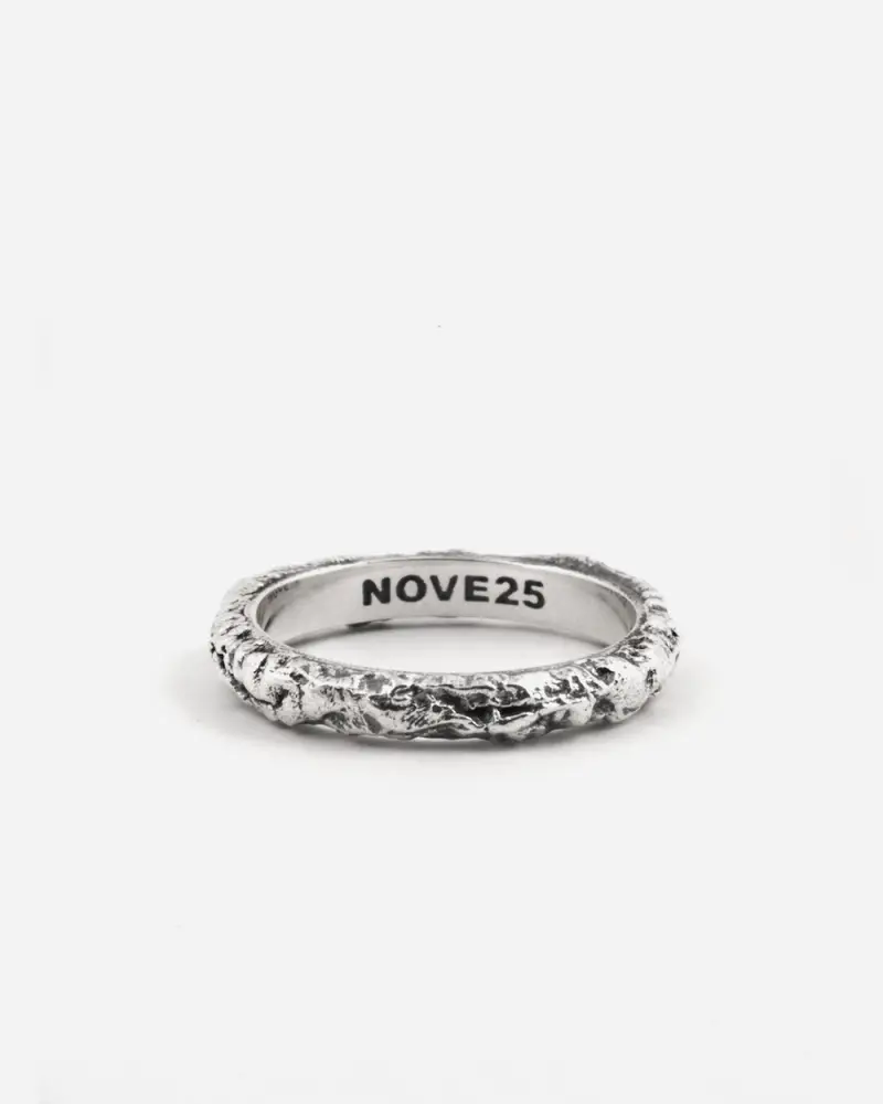 Anello Fedina Sottile Materic In Argento Brunito Lucido