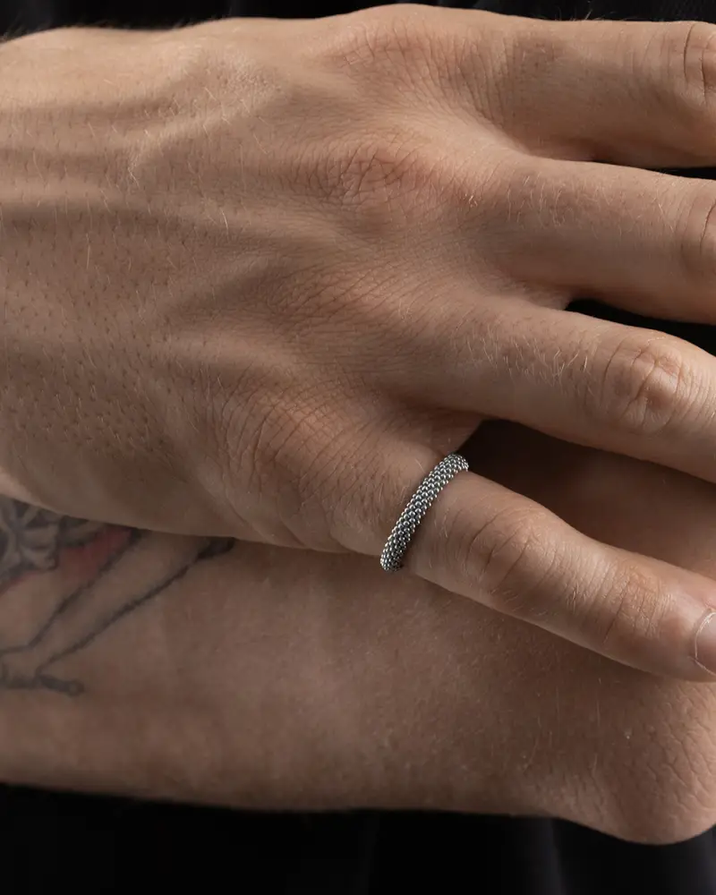 Anello Fedina Sottile Puntinata In Argento Brunito Lucido miniatura 2