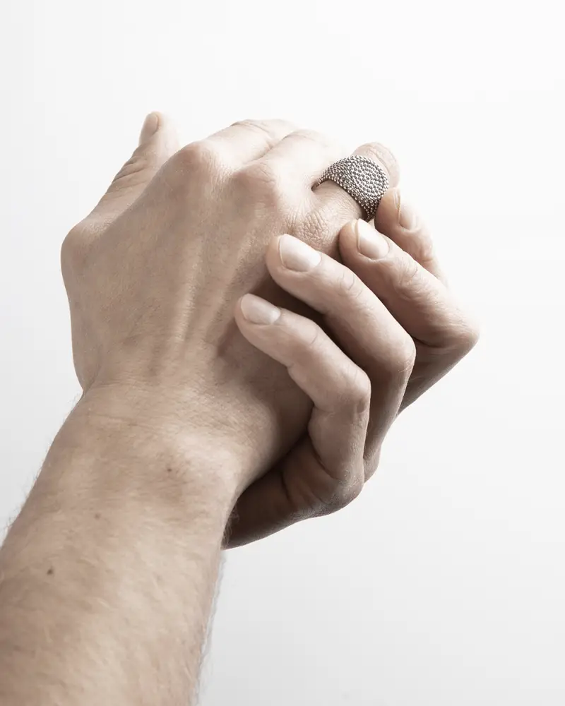 Anello Chevalier Tondo Puntinato Brunito Lucido miniatura 2