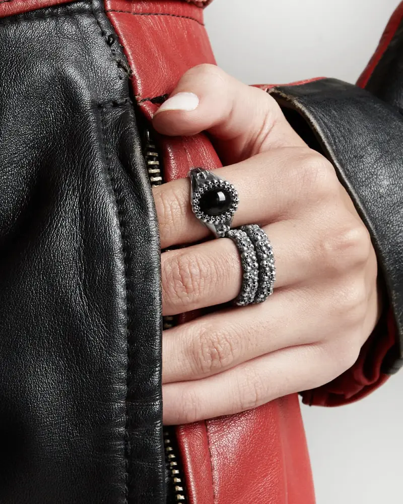 Anello Chevalier Black Fate Con Teschi E Croci Gotiche Brunito Lucido miniatura 2