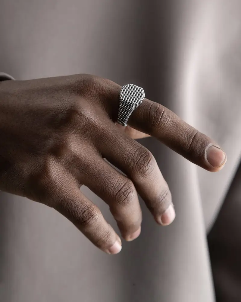 Anello Chevalier Ottagono Puntinato In Argento Brunito Lucido miniatura 2