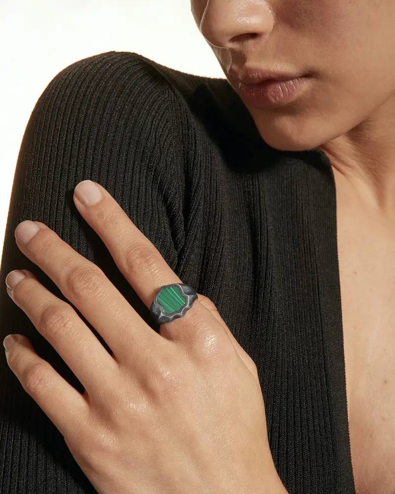 Anello Chevalier Scudo In Argento Brunito Lucido miniatura 2