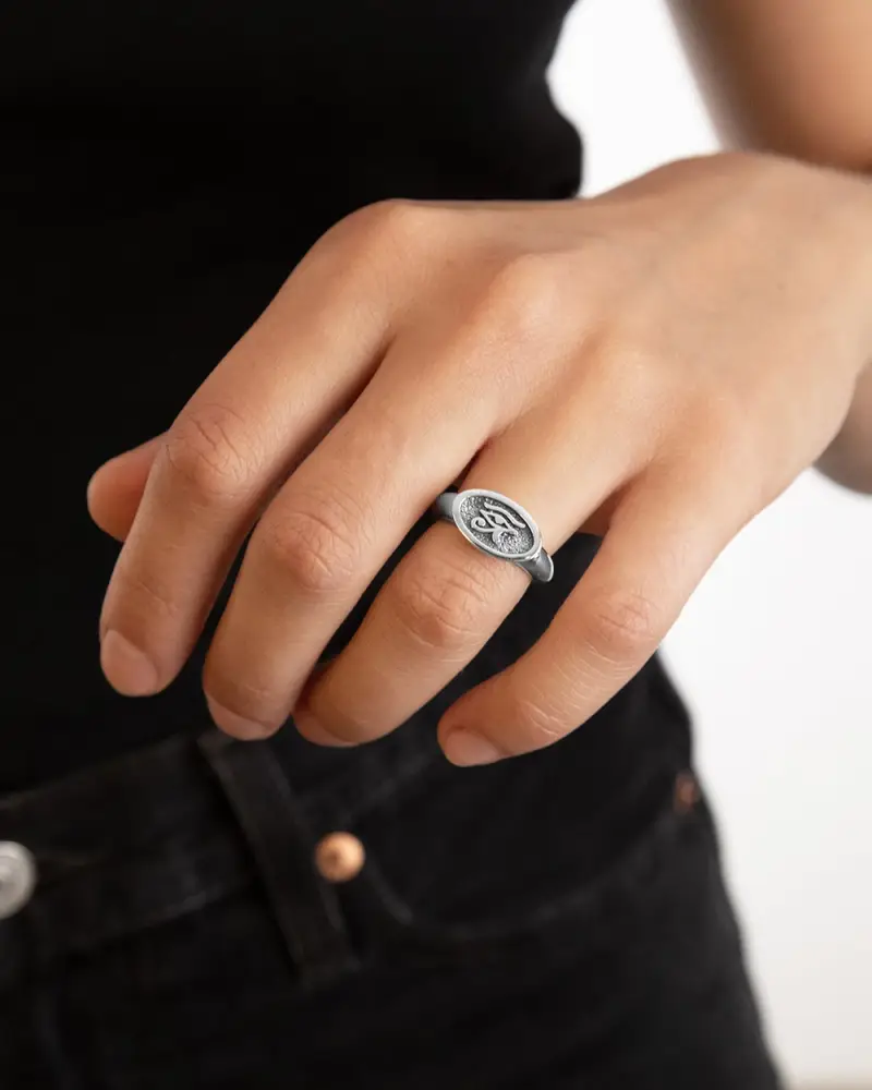 Anello Fedona Eye Of Horus In Argento Brunito Lucido miniatura 2