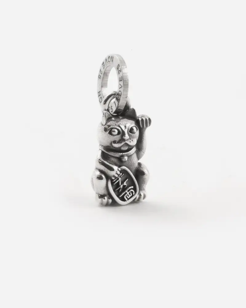 Ciondolo Mini Charm Gatto Cinese Maneki Neko In Argento Brunito Lucido