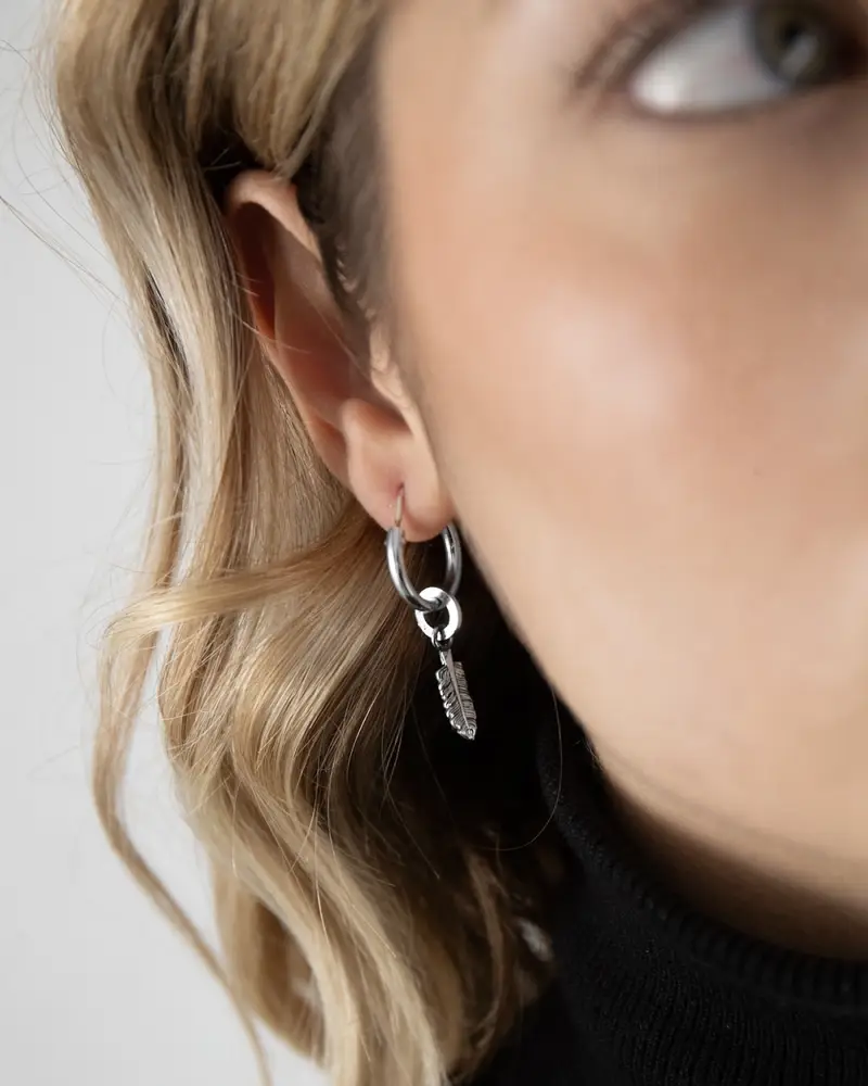 Ciondolo Mini Charm Piuma In Argento Brunito Lucido miniatura 2