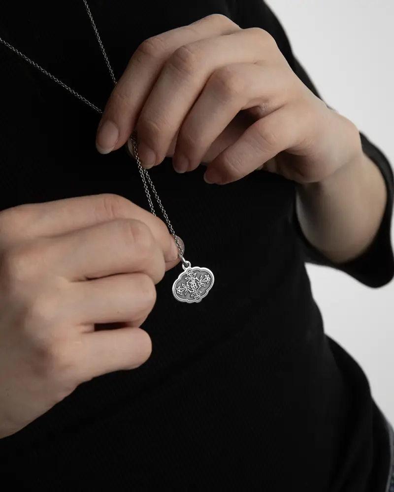 Ciondolo Santino Mater Dei In Argento Brunito Lucido miniatura 2