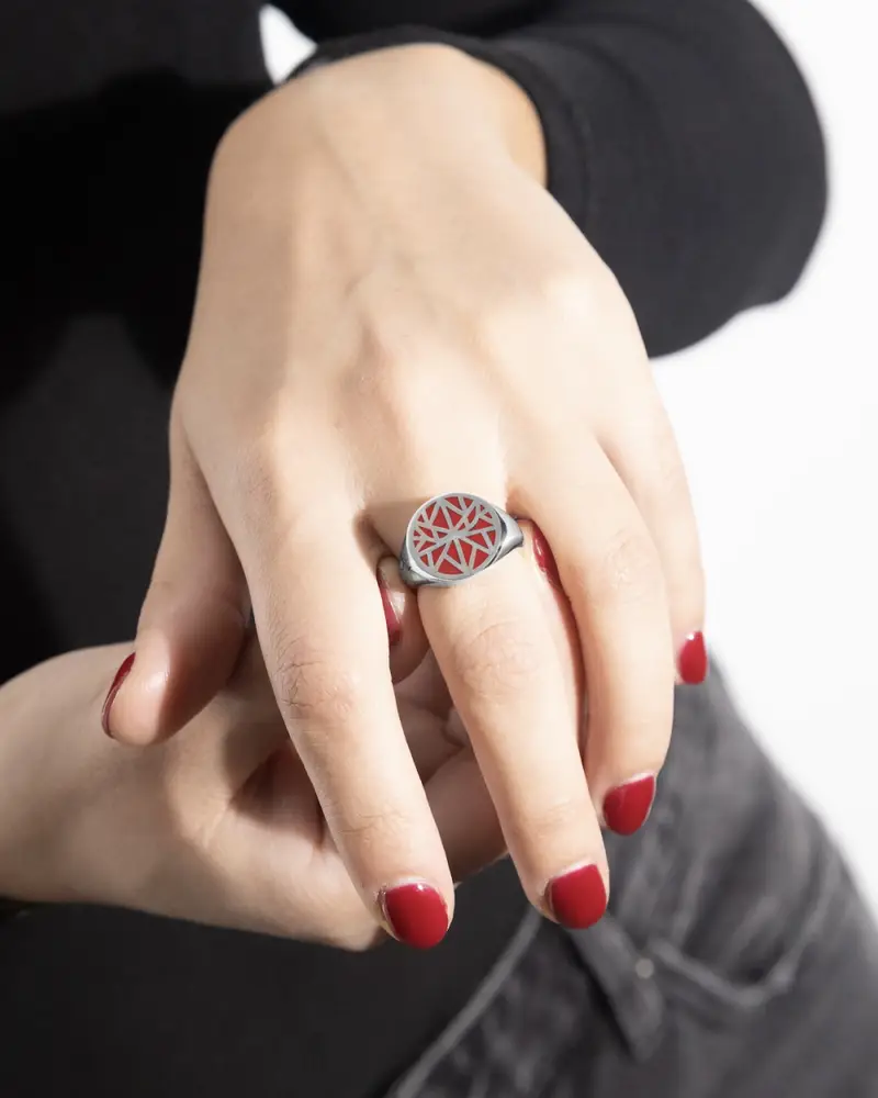 Anello Chevalier Tondo Signature Solomostry In Argento miniatura 2